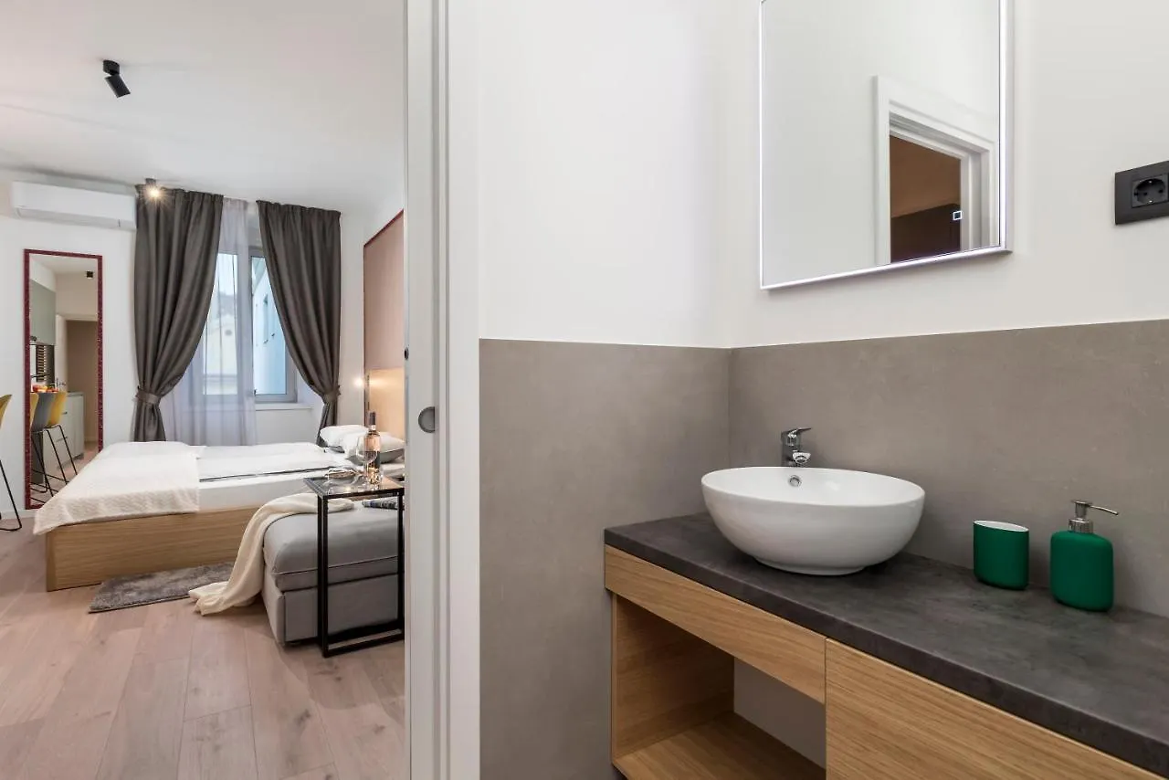 Deluxe Apartments & Rooms 