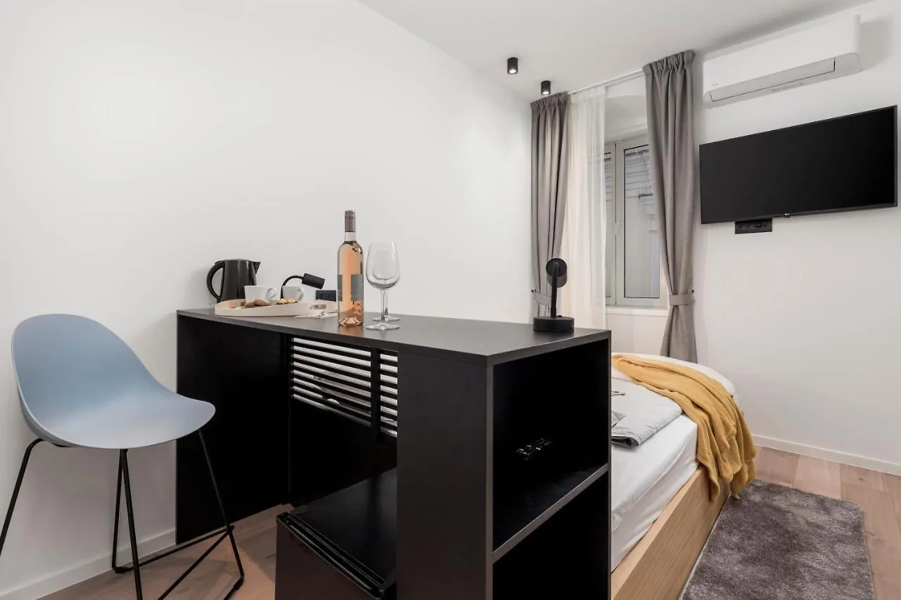 Deluxe Apartments & Rooms 