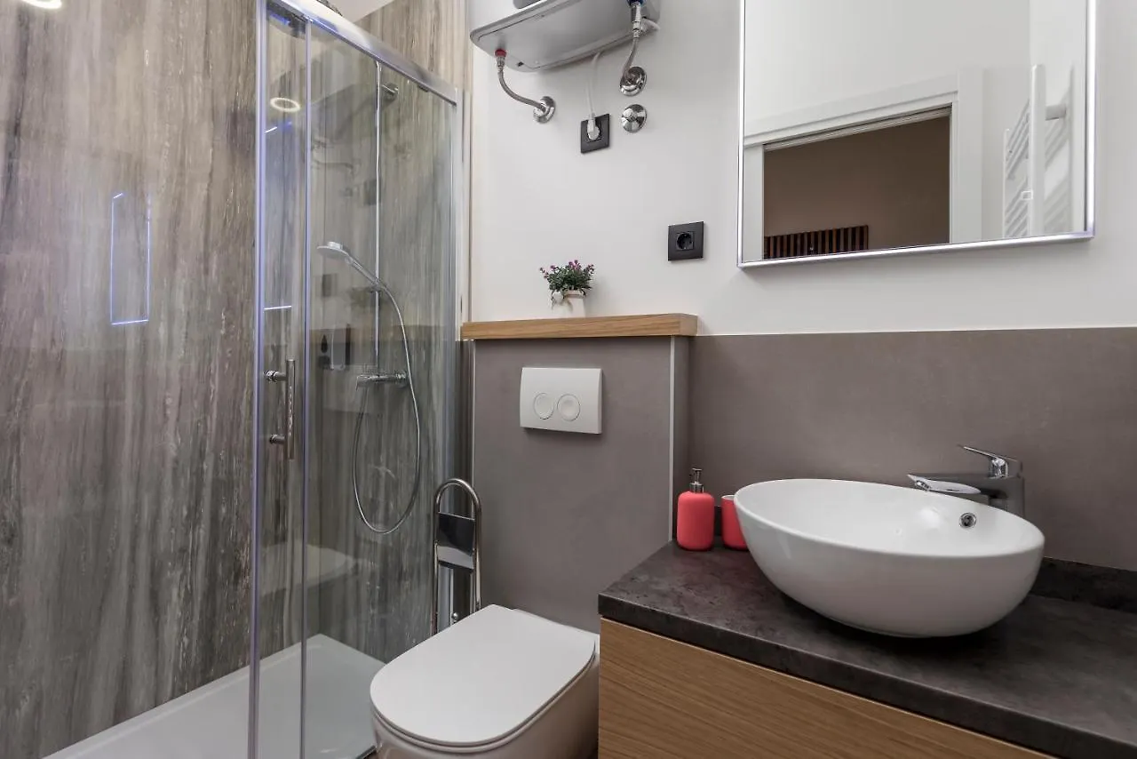 Deluxe Apartments & Rooms 