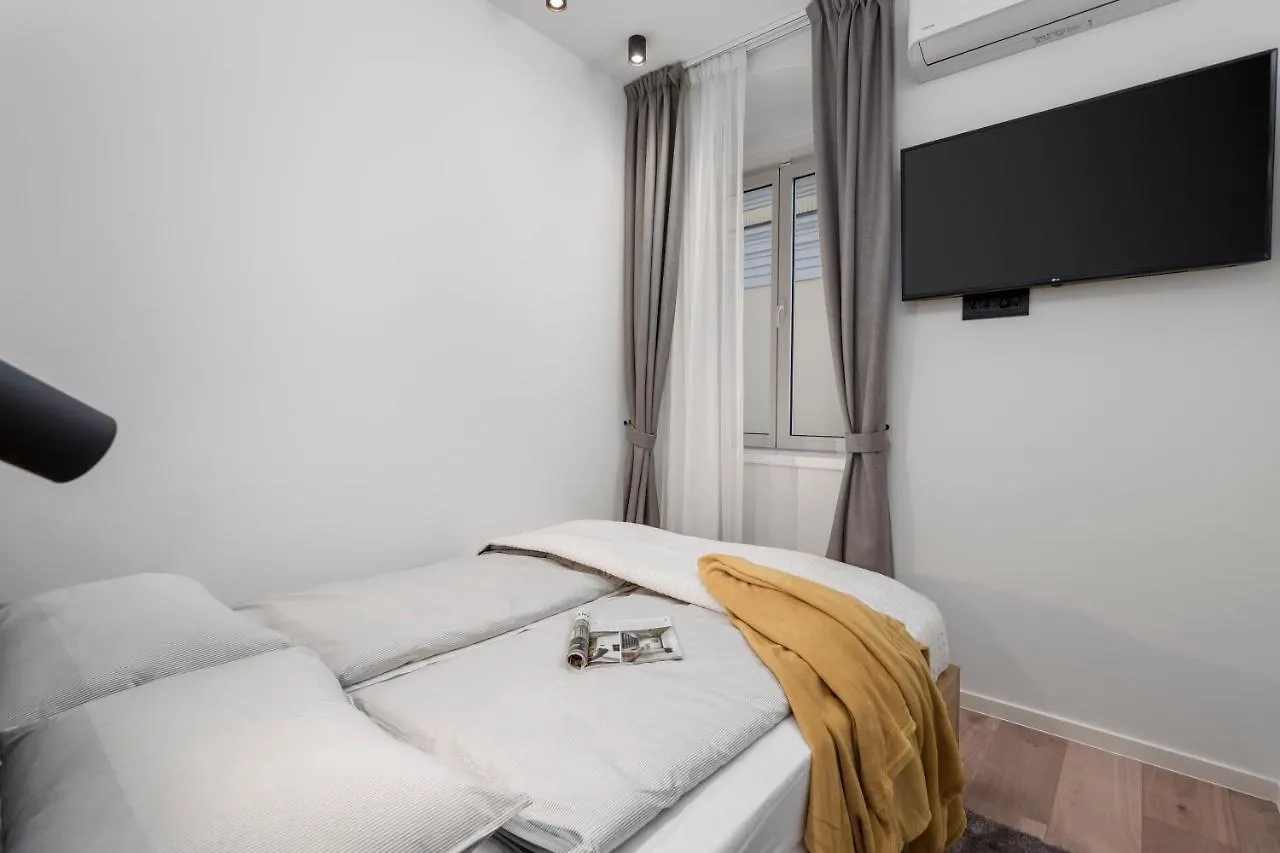 Deluxe Apartments & Rooms 