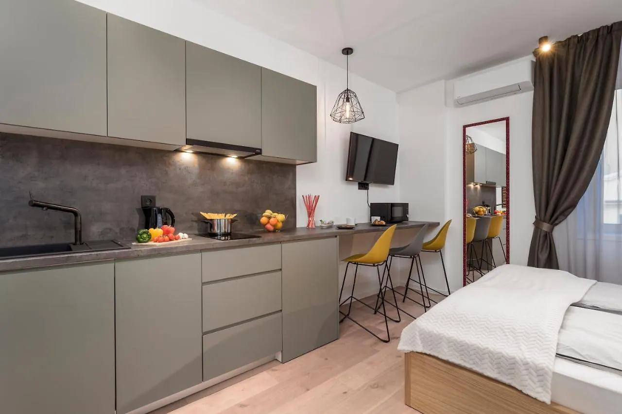 Deluxe Apartments & Rooms 