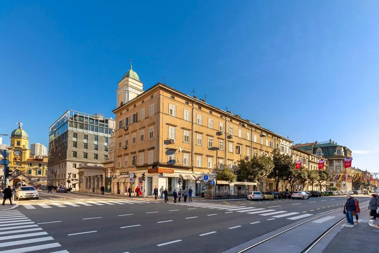 Deluxe Apartments & Rooms 