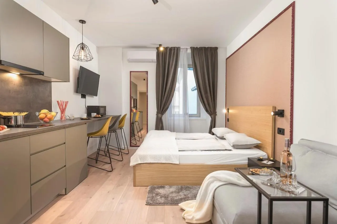 Deluxe Apartments & Rooms 